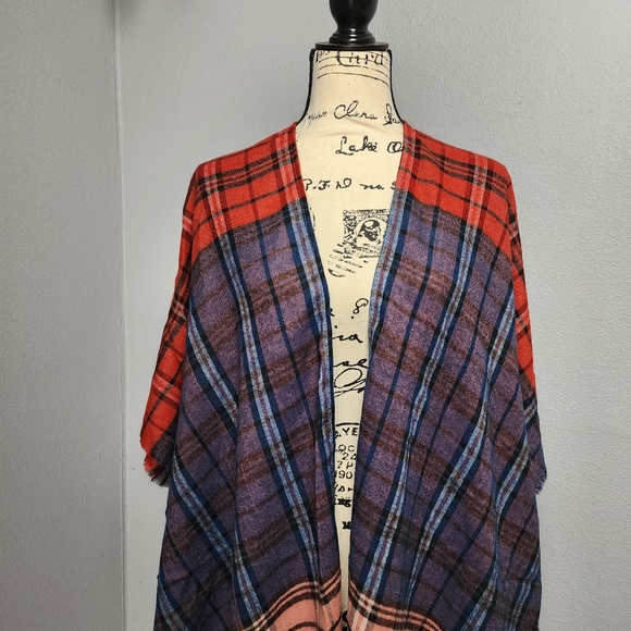 Do everything in love cape/poncho - Picture 4 of 10